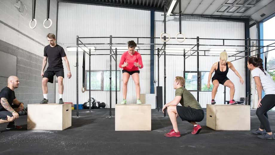 Co lepsze: CrossFit czy siłownia? Porównanie, które zmieni Twoje treningi