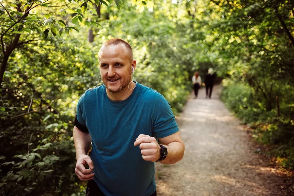 Jak rozpocząć bieganie po 40, aby uniknąć kontuzji i cieszyć się zdrowiem